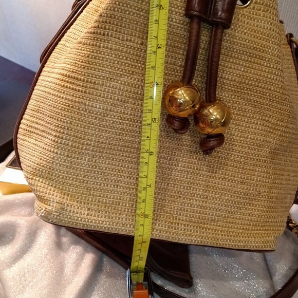 Chanel Vintage drawstring bucket tote bag with pouch and CC gold hardware - Picture 7 of 15